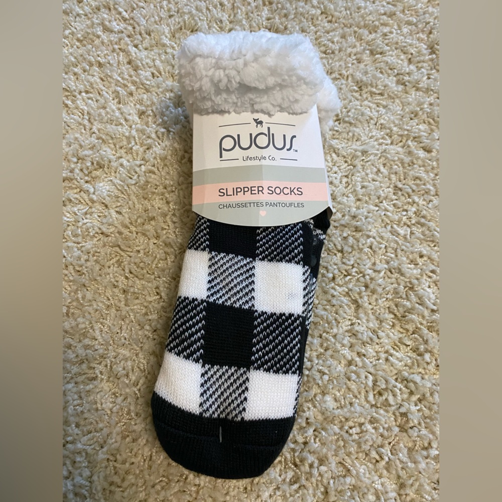 NWT Pudus Lifestyle Sherpa Lined Slipper Socks with Rubber Bottom Grips